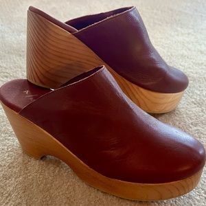 Comfy burgundy / wine wooden clogs Size 37 / 6 US